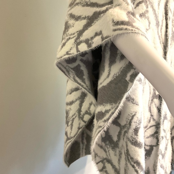 White House Black Market Sweater Ruana~Gray & White~One Size Fits Most~NWOT! - Picture 4 of 11